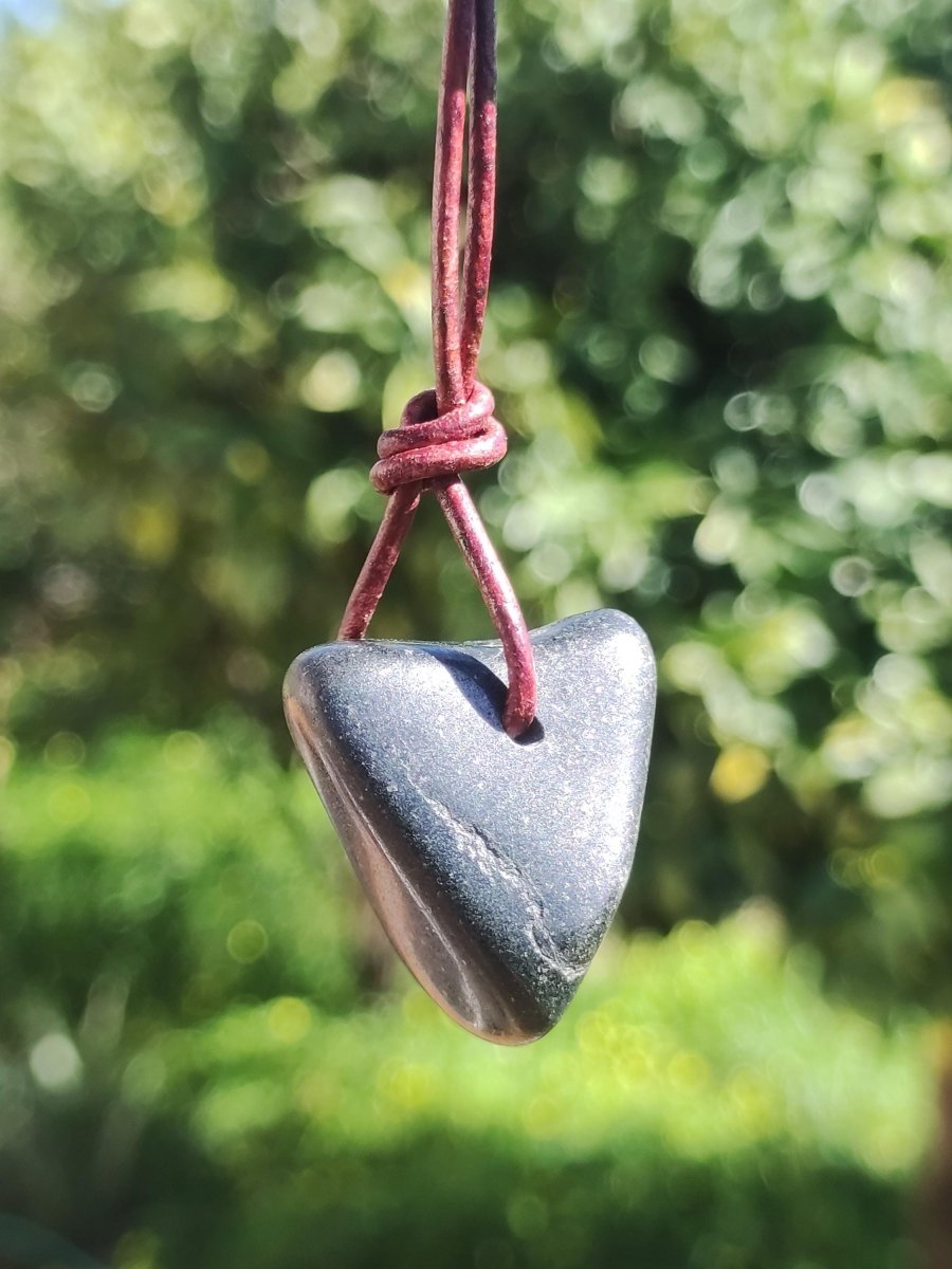 Midnight Lemurian Jade Black Schwarze Jade Edelstein Kette Heilstein Natur Rarität Mann Frau Geschenk Er Sie Freundin Energie Kraft Ruhe - Art of Nature Berlin