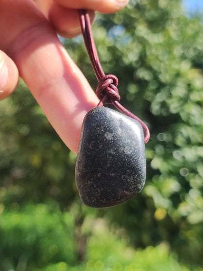 Midnight Lemurian Jade Black Schwarze Jade Edelstein Kette Heilstein Natur Rarität Mann Frau Geschenk Er Sie Freundin Energie Kraft Ruhe - Art of Nature Berlin