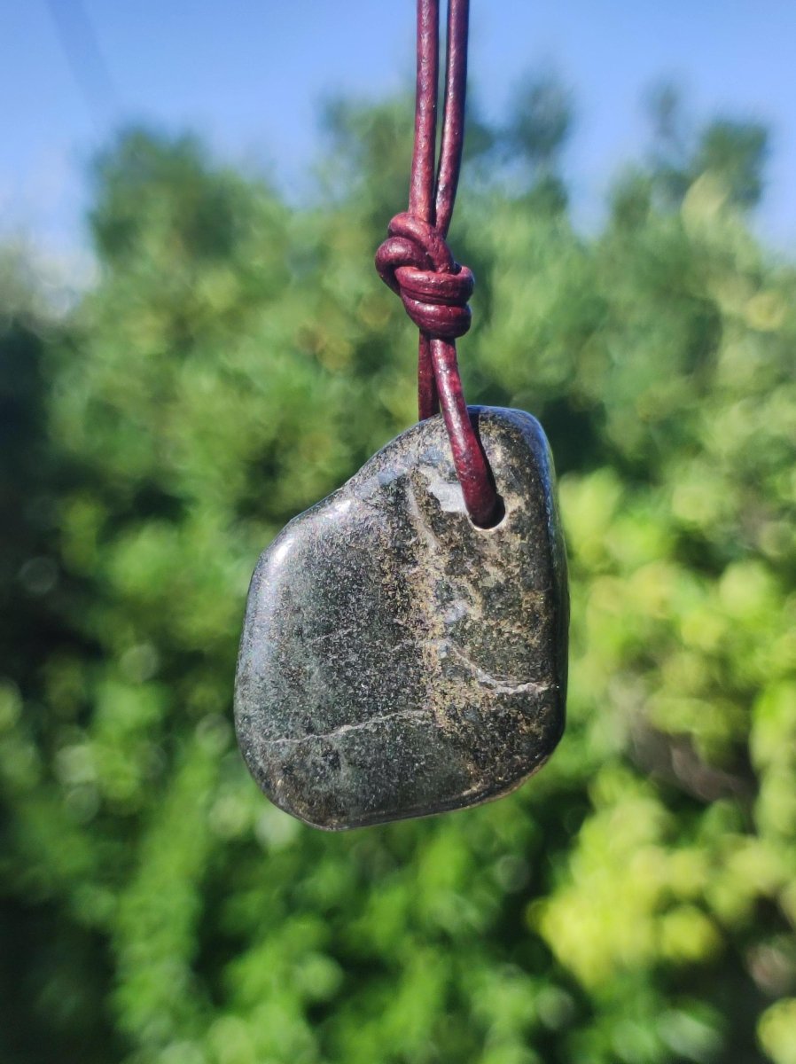 Midnight Lemurian Jade Black Schwarze Jade Edelstein Kette Heilstein Natur Rarität Mann Frau Geschenk Er Sie Freundin Energie Kraft Ruhe - Art of Nature Berlin
