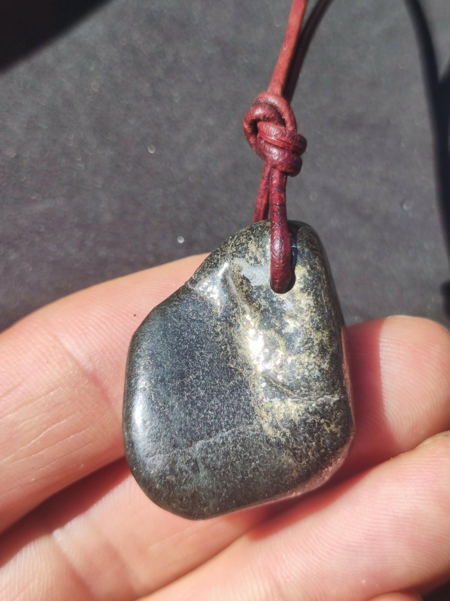 Midnight Lemurian Jade Black Schwarze Jade Edelstein Kette Heilstein Natur Rarität Mann Frau Geschenk Er Sie Freundin Energie Kraft Ruhe - Art of Nature Berlin