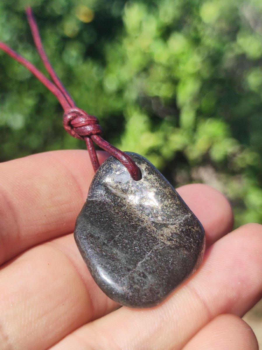 Midnight Lemurian Jade Black Schwarze Jade Edelstein Kette Heilstein Natur Rarität Mann Frau Geschenk Er Sie Freundin Energie Kraft Ruhe - Art of Nature Berlin