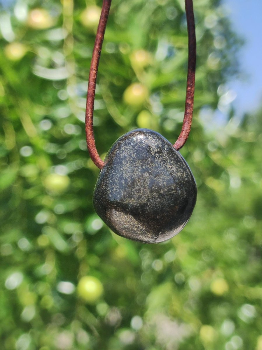 Midnight Lemurian Jade Black Schwarze Jade Edelstein Kette Heilstein Natur Rarität Mann Frau Geschenk Er Sie Freundin Energie Kraft Ruhe - Art of Nature Berlin