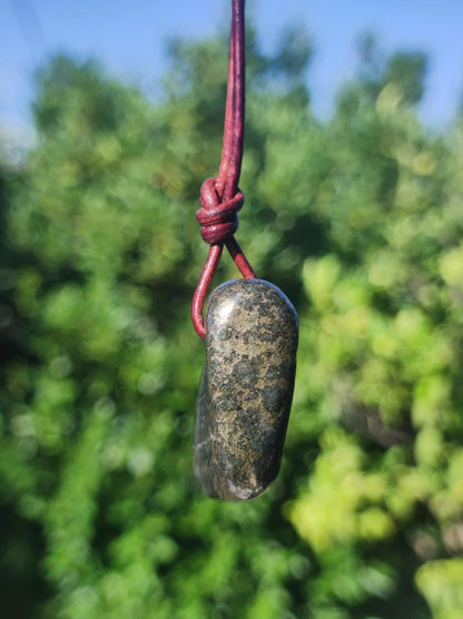 Midnight Lemurian Jade Black Schwarze Jade Edelstein Kette Heilstein Natur Rarität Mann Frau Geschenk Er Sie Freundin Energie Kraft Ruhe - Art of Nature Berlin