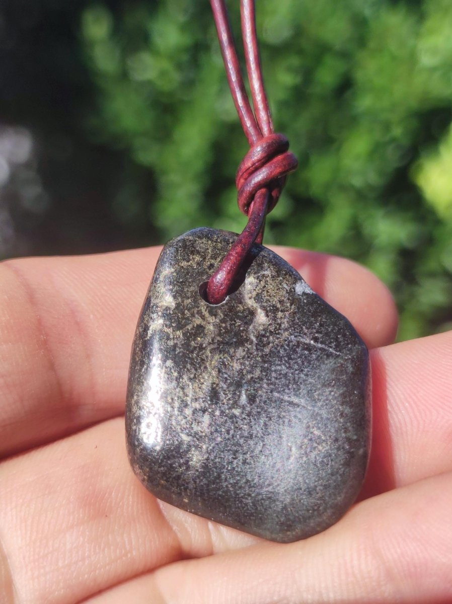 Midnight Lemurian Jade Black Schwarze Jade Edelstein Kette Heilstein Natur Rarität Mann Frau Geschenk Er Sie Freundin Energie Kraft Ruhe - Art of Nature Berlin