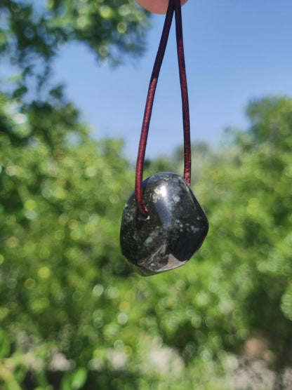 Midnight Lemurian Jade Black Schwarze Jade Edelstein Kette Heilstein Natur Rarität Mann Frau Geschenk Er Sie Freundin Energie Kraft Ruhe - Art of Nature Berlin