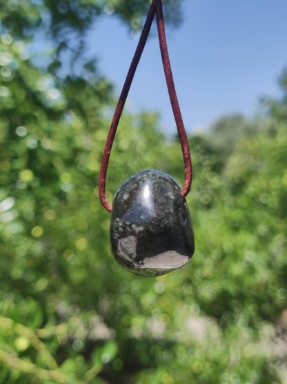 Midnight Lemurian Jade Black Schwarze Jade Edelstein Kette Heilstein Natur Rarität Mann Frau Geschenk Er Sie Freundin Energie Kraft Ruhe - Art of Nature Berlin