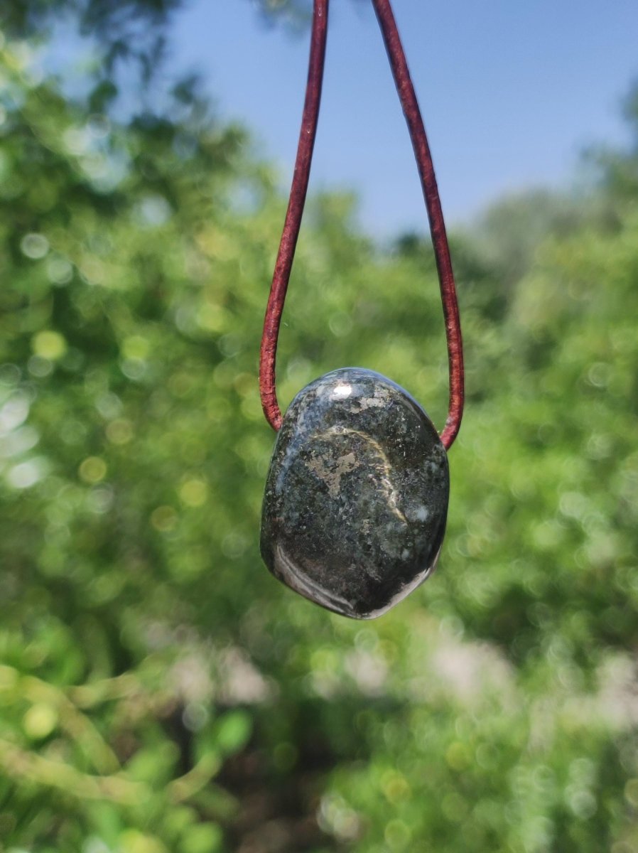 Midnight Lemurian Jade Black Schwarze Jade Edelstein Kette Heilstein Natur Rarität Mann Frau Geschenk Er Sie Freundin Energie Kraft Ruhe - Art of Nature Berlin