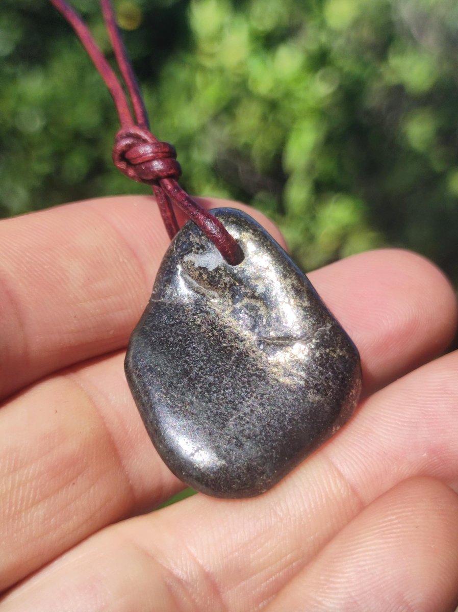 Midnight Lemurian Jade Black Schwarze Jade Edelstein Kette Heilstein Natur Rarität Mann Frau Geschenk Er Sie Freundin Energie Kraft Ruhe - Art of Nature Berlin