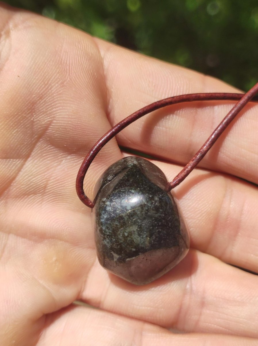 Midnight Lemurian Jade Black Schwarze Jade Edelstein Kette Heilstein Natur Rarität Mann Frau Geschenk Er Sie Freundin Energie Kraft Ruhe - Art of Nature Berlin