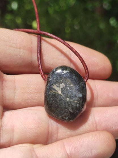 Midnight Lemurian Jade Black Schwarze Jade Edelstein Kette Heilstein Natur Rarität Mann Frau Geschenk Er Sie Freundin Energie Kraft Ruhe - Art of Nature Berlin