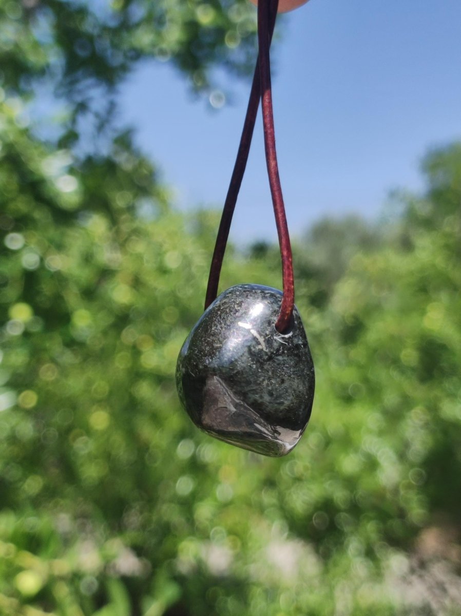 Midnight Lemurian Jade Black Schwarze Jade Edelstein Kette Heilstein Natur Rarität Mann Frau Geschenk Er Sie Freundin Energie Kraft Ruhe - Art of Nature Berlin