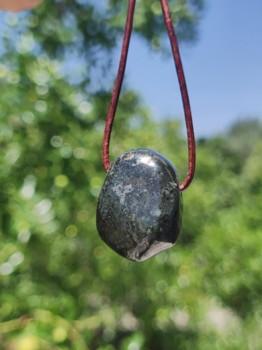 Midnight Lemurian Jade Black Schwarze Jade Edelstein Kette Heilstein Natur Rarität Mann Frau Geschenk Er Sie Freundin Energie Kraft Ruhe - Art of Nature Berlin