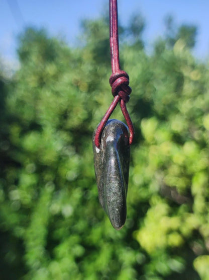Midnight Lemurian Jade Black Schwarze Jade Edelstein Kette Heilstein Natur Rarität Mann Frau Geschenk Er Sie Freundin Energie Kraft Ruhe - Art of Nature Berlin