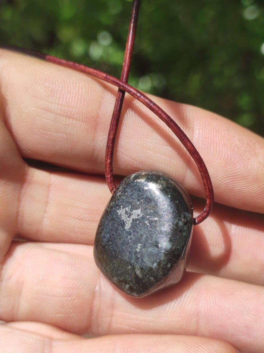 Midnight Lemurian Jade Black Schwarze Jade Edelstein Kette Heilstein Natur Rarität Mann Frau Geschenk Er Sie Freundin Energie Kraft Ruhe - Art of Nature Berlin