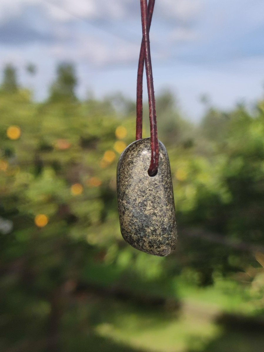 Midnight Lemurian Jade Black Schwarze Jade ~ Edelstein Kette ~HIPPIE ~GOA ~Boho ~Tibet ~Ethno ~Nature ~Donut ~Schutzsymbol ~Heilstein - Art of Nature Berlin