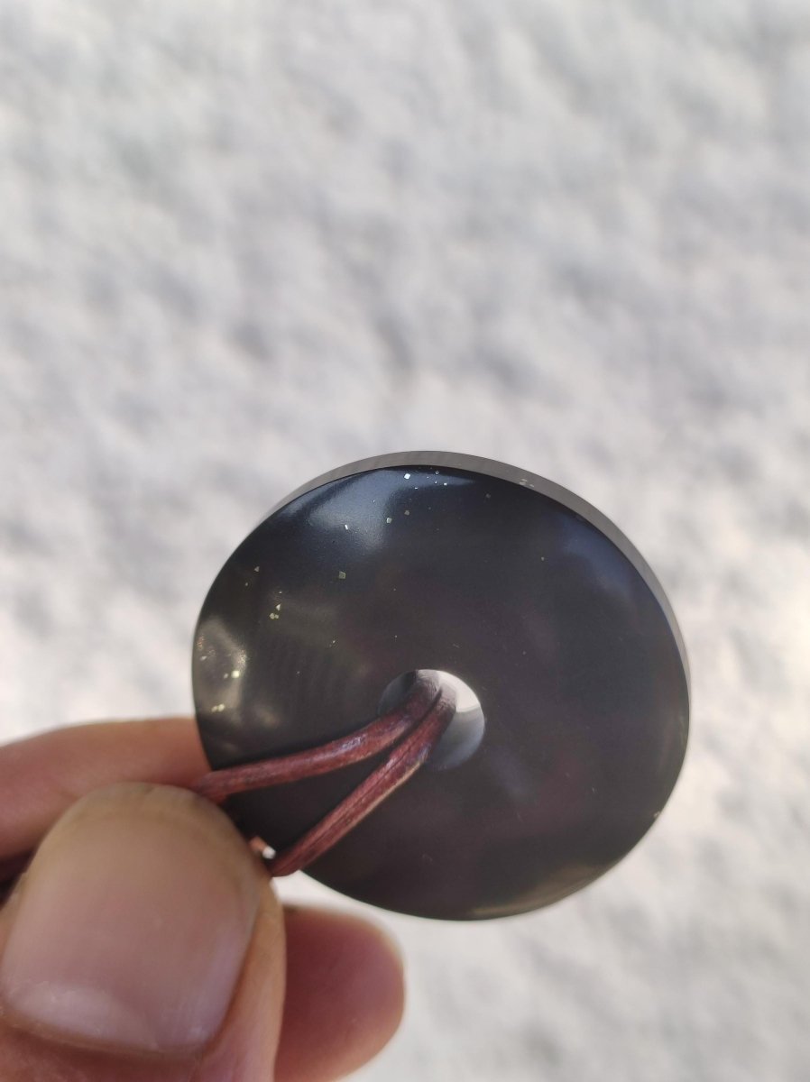 Midnight Lemurian Jade Black / Schwarze Jade + Pyrit Einschlüsse Donut Edelstein Kette Heilstein Kristall Boho Tibet Ethno Mann Frau Er Sie - Art of Nature Berlin