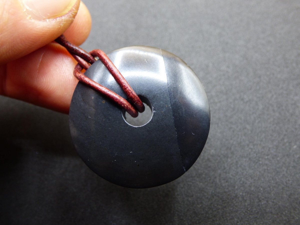 Midnight Lemurian Jade Black / Schwarze Jade + Pyrit Einschlüsse Donut Edelstein Kette Heilstein Kristall Boho Tibet Ethno Mann Frau Er Sie - Art of Nature Berlin