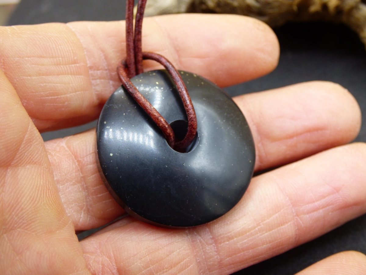 Midnight Lemurian Jade Black / Schwarze Jade + Pyrit Einschlüsse Donut Edelstein Kette Heilstein Kristall Boho Tibet Ethno Mann Frau Er Sie - Art of Nature Berlin
