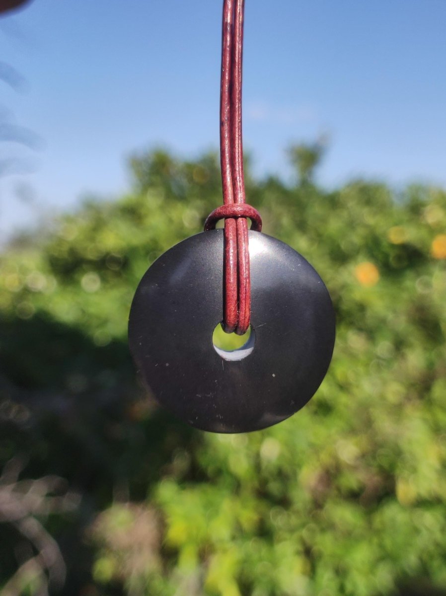 Midnight Lemurian Jade Black / Schwarze Jade + Pyrit Einschlüsse Donut Edelstein Kette Heilstein Kristall Boho Tibet Ethno Mann Frau Er Sie - Art of Nature Berlin
