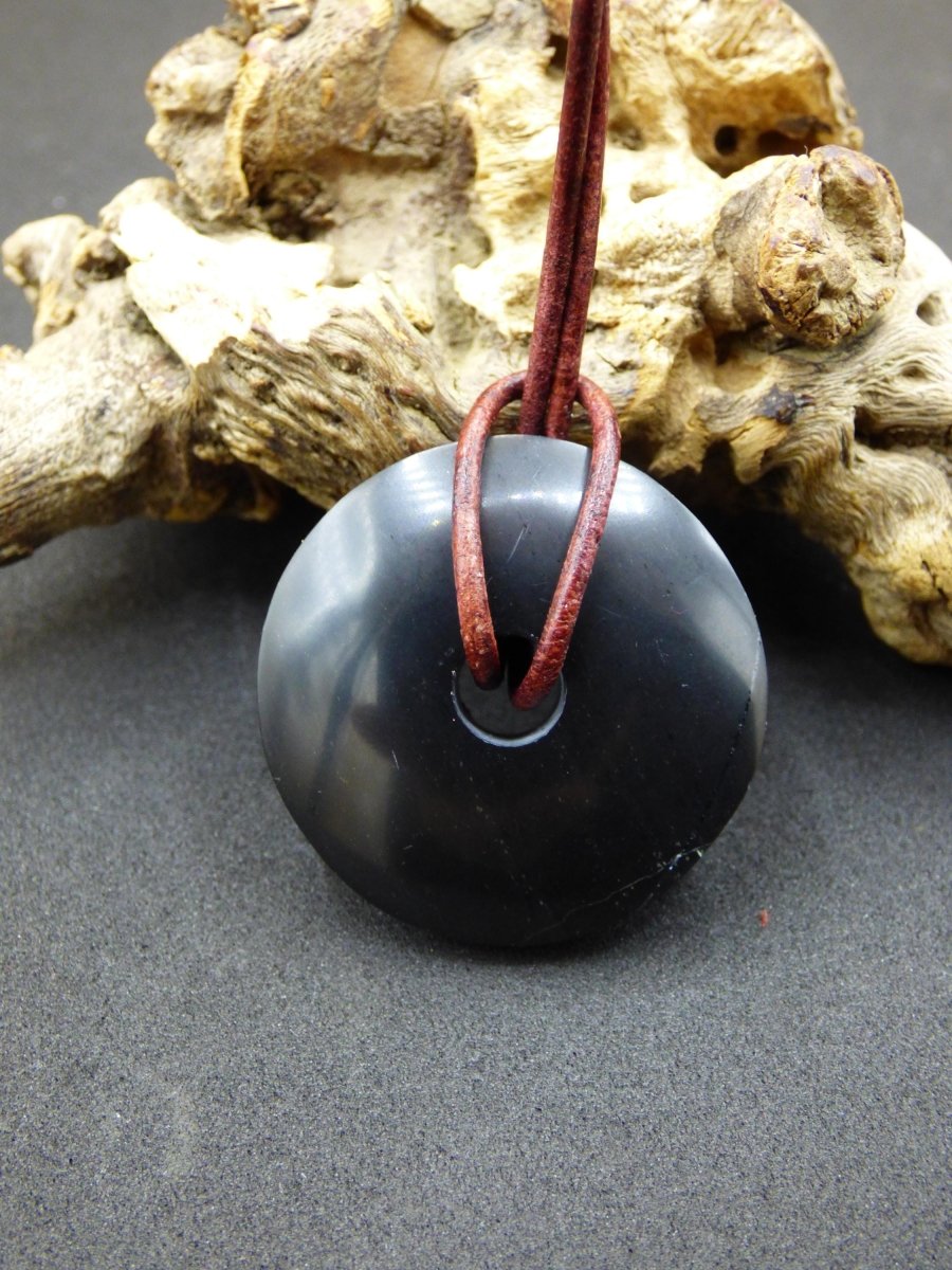 Midnight Lemurian Jade Black / Schwarze Jade + Pyrit Einschlüsse Donut Edelstein Kette Heilstein Kristall Boho Tibet Ethno Mann Frau Er Sie - Art of Nature Berlin