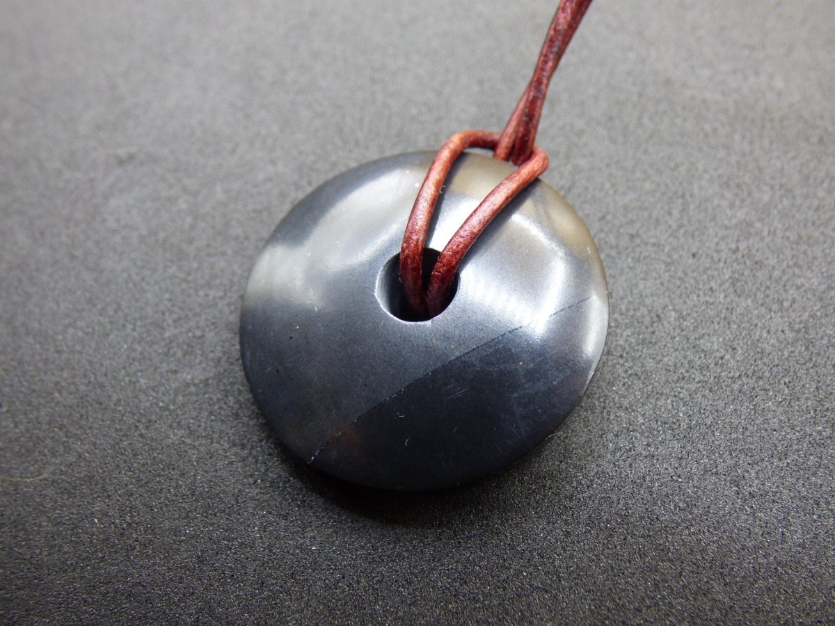 Midnight Lemurian Jade Black / Schwarze Jade + Pyrit Einschlüsse Donut Edelstein Kette Heilstein Kristall Boho Tibet Ethno Mann Frau Er Sie - Art of Nature Berlin