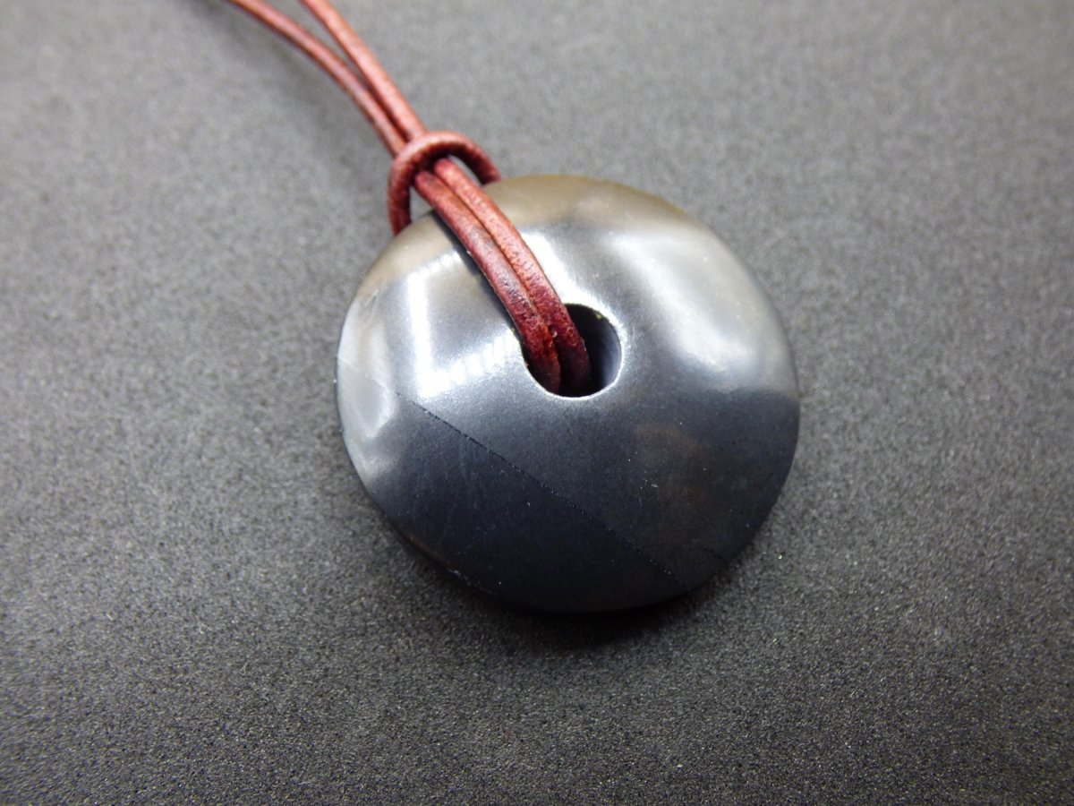 Midnight Lemurian Jade Black / Schwarze Jade + Pyrit Einschlüsse Donut Edelstein Kette Heilstein Kristall Boho Tibet Ethno Mann Frau Er Sie - Art of Nature Berlin