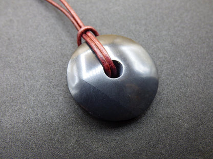 Midnight Lemurian Jade Black / Schwarze Jade + Pyrit Einschlüsse Donut Edelstein Kette Heilstein Kristall Boho Tibet Ethno Mann Frau Er Sie - Art of Nature Berlin