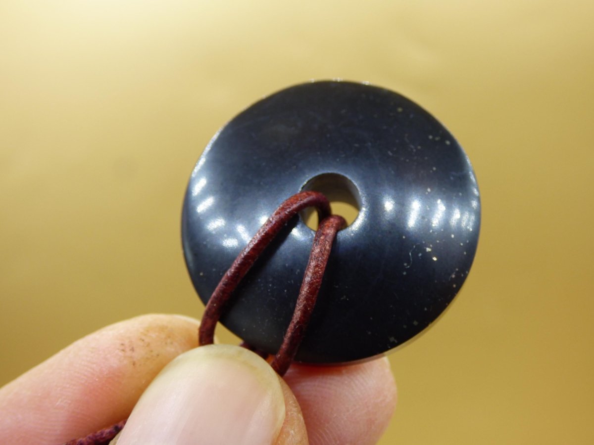 Midnight Lemurian Jade Black / Schwarze Jade + Pyrit Einschlüsse Donut Edelstein Kette Heilstein Kristall Boho Tibet Ethno Mann Frau Er Sie - Art of Nature Berlin