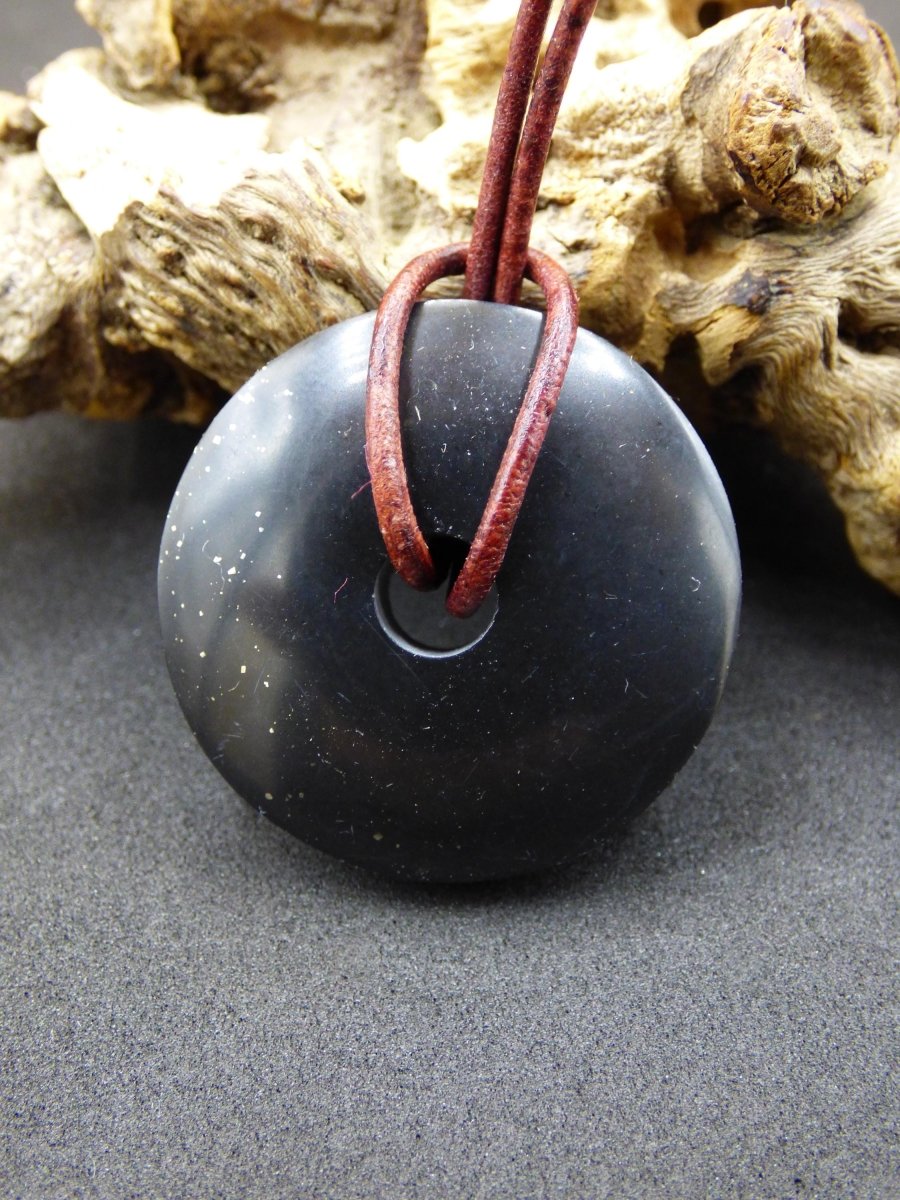 Midnight Lemurian Jade Black / Schwarze Jade + Pyrit Einschlüsse Donut Edelstein Kette Heilstein Kristall Boho Tibet Ethno Mann Frau Er Sie - Art of Nature Berlin