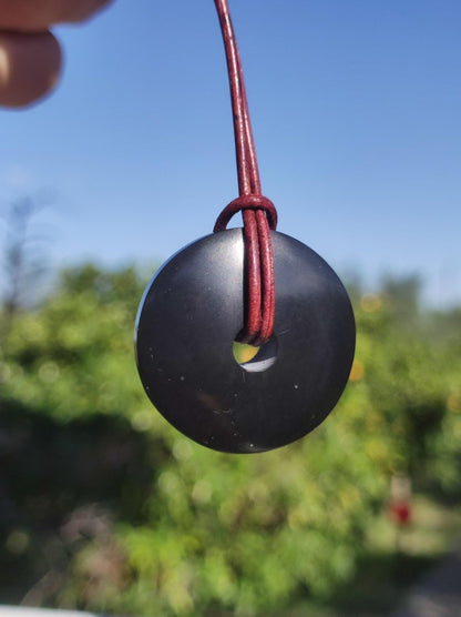 Midnight Lemurian Jade Black / Schwarze Jade + Pyrit Einschlüsse Donut Edelstein Kette Heilstein Kristall Boho Tibet Ethno Mann Frau Er Sie - Art of Nature Berlin