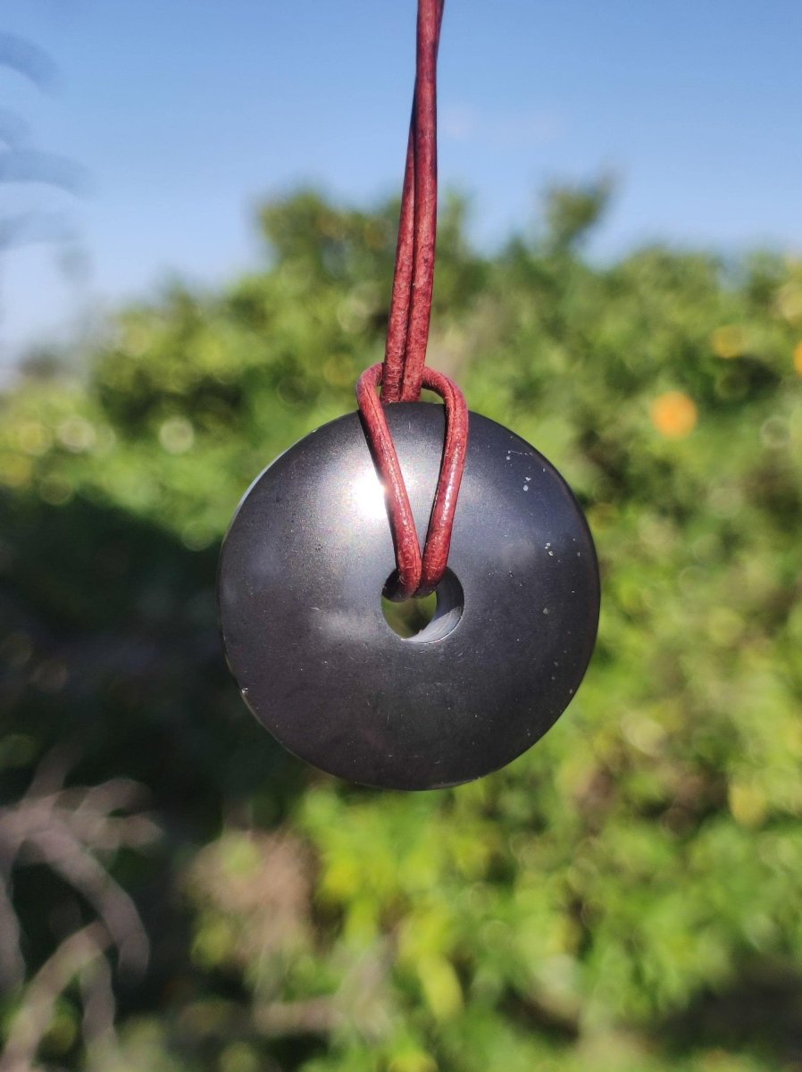 Midnight Lemurian Jade Black / Schwarze Jade + Pyrit Einschlüsse Donut Edelstein Kette Heilstein Kristall Boho Tibet Ethno Mann Frau Er Sie - Art of Nature Berlin
