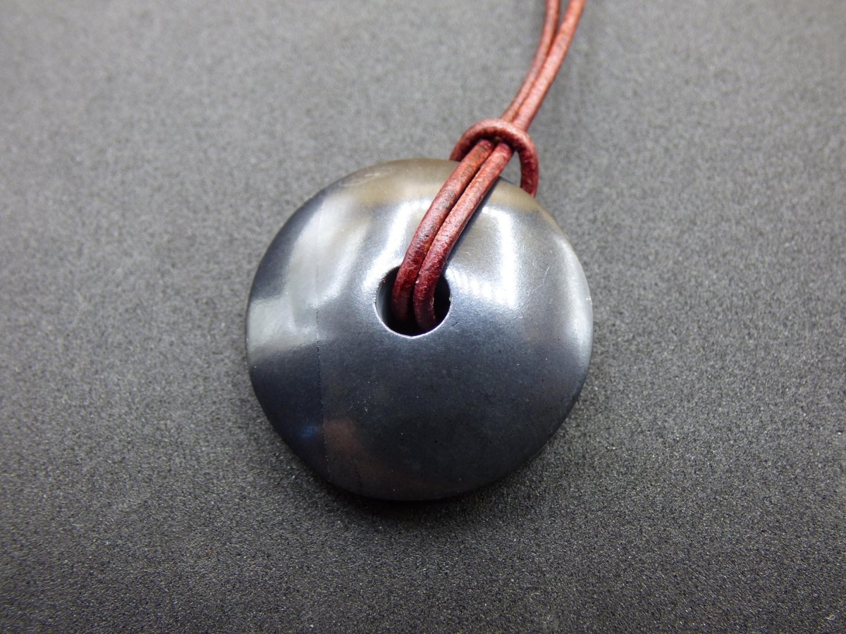 Midnight Lemurian Jade Black / Schwarze Jade + Pyrit Einschlüsse Donut Edelstein Kette Heilstein Kristall Boho Tibet Ethno Mann Frau Er Sie - Art of Nature Berlin