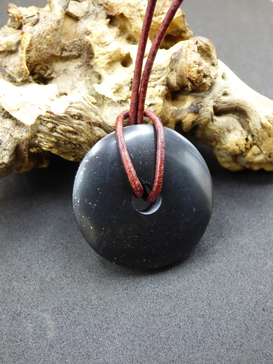 Midnight Lemurian Jade Black / Schwarze Jade + Pyrit Einschlüsse Donut Edelstein Kette Heilstein Kristall Boho Tibet Ethno Mann Frau Er Sie - Art of Nature Berlin
