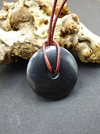 Midnight Lemurian Jade Black / Schwarze Jade + Pyrit Einschlüsse Donut Edelstein Kette Heilstein Kristall Boho Tibet Ethno Mann Frau Er Sie - Art of Nature Berlin