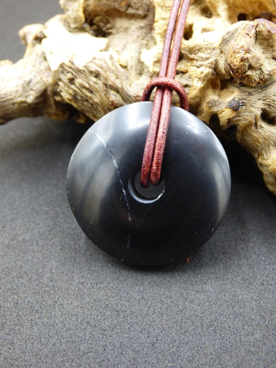Midnight Lemurian Jade Black / Schwarze Jade + Pyrit Einschlüsse Donut Edelstein Kette Heilstein Kristall Boho Tibet Ethno Mann Frau Er Sie - Art of Nature Berlin