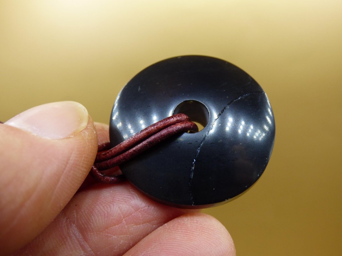 Midnight Lemurian Jade Black / Schwarze Jade + Pyrit Einschlüsse Donut Edelstein Kette Heilstein Kristall Boho Tibet Ethno Mann Frau Er Sie - Art of Nature Berlin