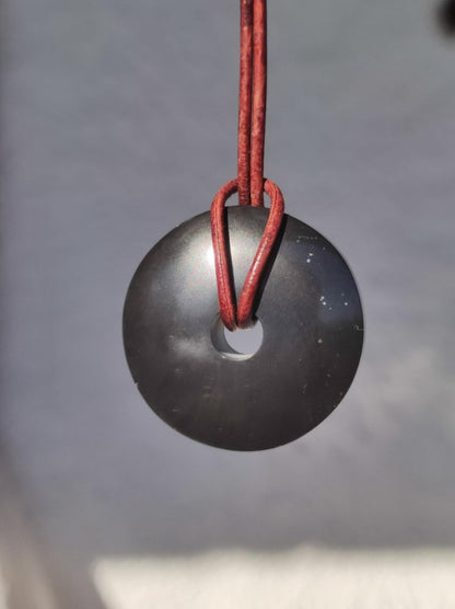 Midnight Lemurian Jade Black / Schwarze Jade + Pyrit Einschlüsse Donut Edelstein Kette Heilstein Kristall Boho Tibet Ethno Mann Frau Er Sie - Art of Nature Berlin