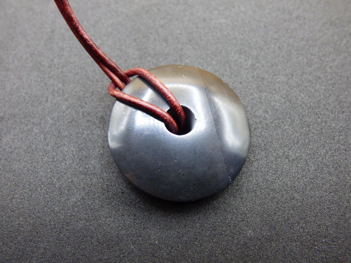 Midnight Lemurian Jade Black / Schwarze Jade + Pyrit Einschlüsse Donut Edelstein Kette Heilstein Kristall Boho Tibet Ethno Mann Frau Er Sie - Art of Nature Berlin