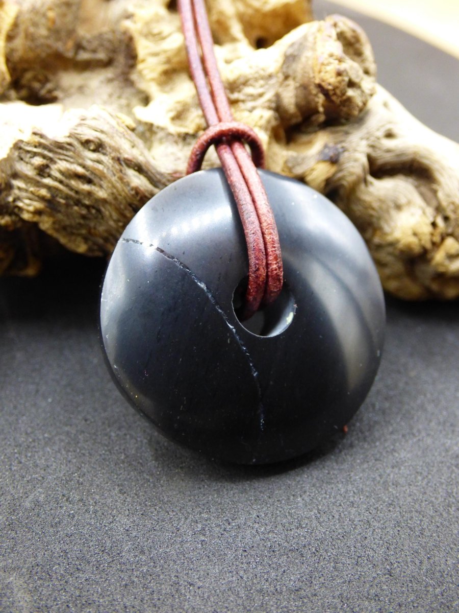 Midnight Lemurian Jade Black / Schwarze Jade + Pyrit Einschlüsse Donut Edelstein Kette Heilstein Kristall Boho Tibet Ethno Mann Frau Er Sie - Art of Nature Berlin