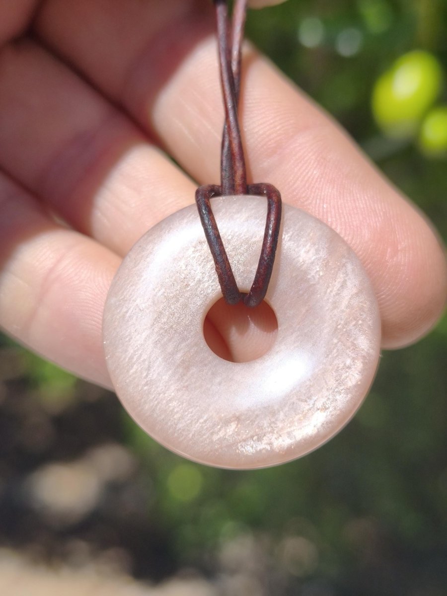 Mondstein A rot - Donut Edelstein Kette HIPPIE GOA Boho Ethno Natur Donut Schutzsymbol Heilstein Sammler Unikat Mann Frau Er Sie Geschenk - Art of Nature Berlin