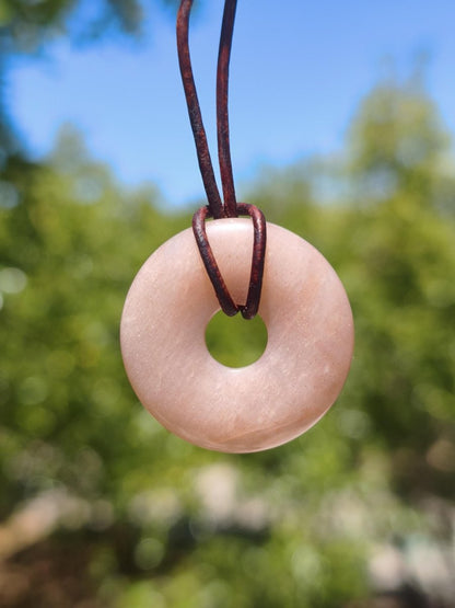 Mondstein A rot - Donut Edelstein Kette HIPPIE GOA Boho Ethno Natur Donut Schutzsymbol Heilstein Sammler Unikat Mann Frau Er Sie Geschenk - Art of Nature Berlin