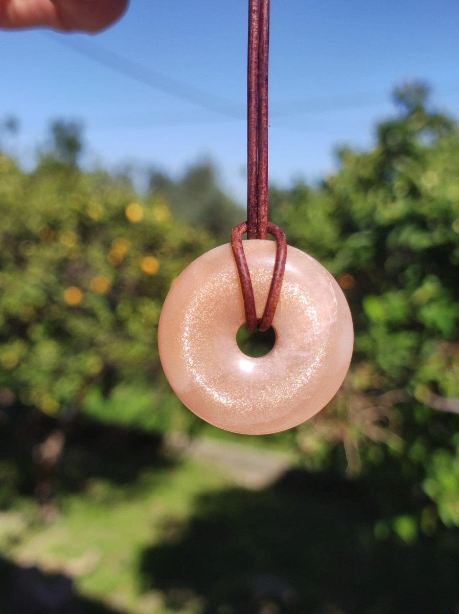 Mondstein A rot - Donut Edelstein Kette HIPPIE GOA Boho Ethno Natur Donut Schutzsymbol Heilstein Sammler Unikat Mann Frau Er Sie Geschenk - Art of Nature Berlin