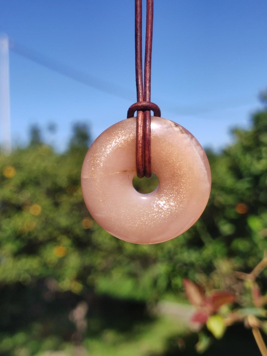 Mondstein A rot - Donut Edelstein Kette HIPPIE GOA Boho Ethno Natur Donut Schutzsymbol Heilstein Sammler Unikat Mann Frau Er Sie Geschenk - Art of Nature Berlin