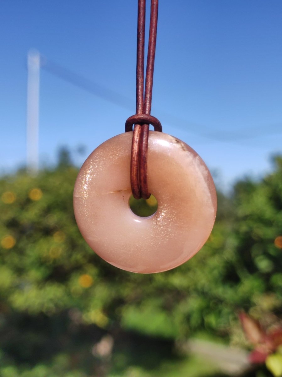 Mondstein A rot - Donut Edelstein Kette HIPPIE GOA Boho Ethno Natur Donut Schutzsymbol Heilstein Sammler Unikat Mann Frau Er Sie Geschenk - Art of Nature Berlin