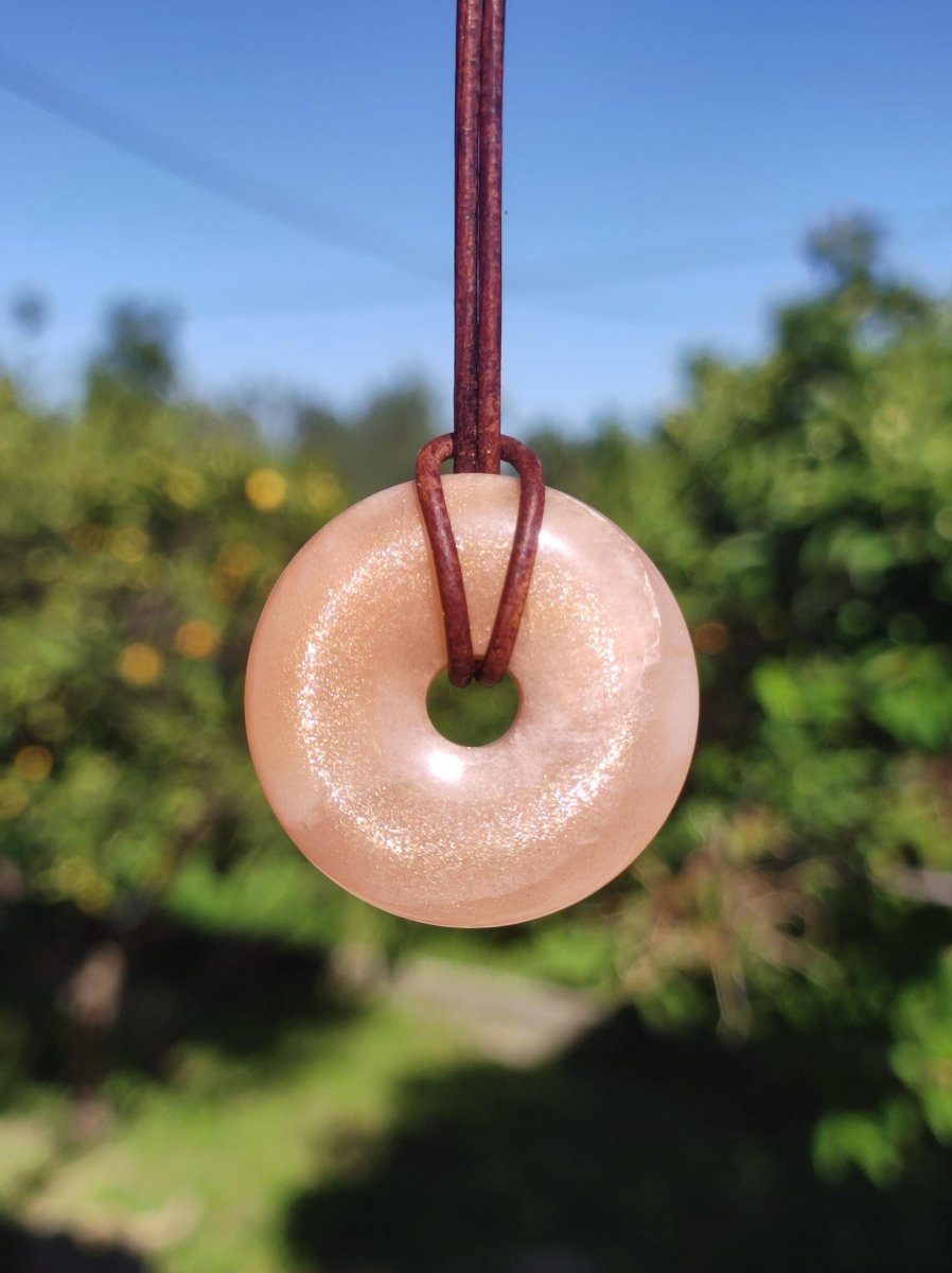 Mondstein A rot - Donut Edelstein Kette HIPPIE GOA Boho Ethno Natur Donut Schutzsymbol Heilstein Sammler Unikat Mann Frau Er Sie Geschenk - Art of Nature Berlin