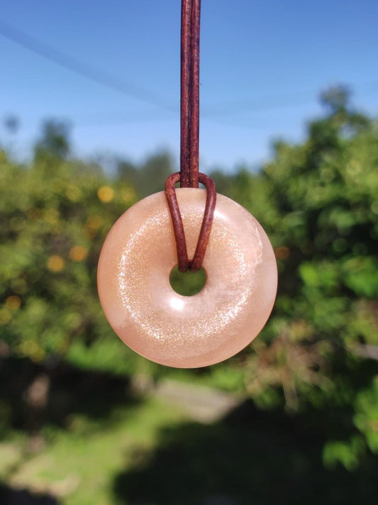 Mondstein A rot - Donut Edelstein Kette HIPPIE GOA Boho Ethno Natur Donut Schutzsymbol Heilstein Sammler Unikat Mann Frau Er Sie Geschenk - Art of Nature Berlin
