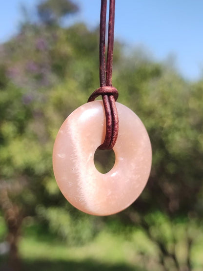 Mondstein A rot - Donut Edelstein Kette HIPPIE GOA Boho Ethno Natur Donut Schutzsymbol Heilstein Sammler Unikat Mann Frau Er Sie Geschenk - Art of Nature Berlin
