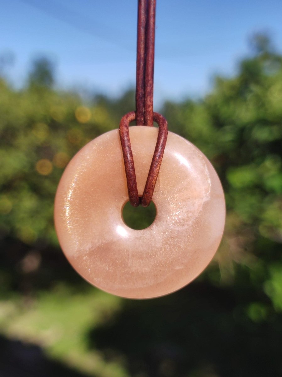 Mondstein A rot - Donut Edelstein Kette HIPPIE GOA Boho Ethno Natur Donut Schutzsymbol Heilstein Sammler Unikat Mann Frau Er Sie Geschenk - Art of Nature Berlin