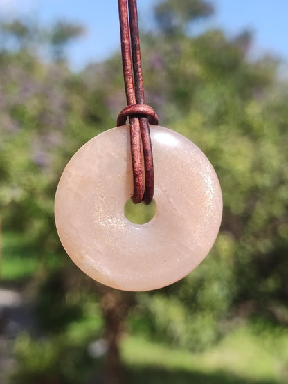 Mondstein A rot - Donut Edelstein Kette HIPPIE GOA Boho Ethno Natur Donut Schutzsymbol Heilstein Sammler Unikat Mann Frau Er Sie Geschenk - Art of Nature Berlin