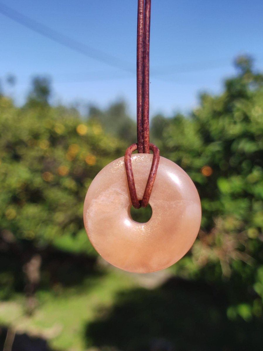 Mondstein A rot - Donut Edelstein Kette HIPPIE GOA Boho Ethno Natur Donut Schutzsymbol Heilstein Sammler Unikat Mann Frau Er Sie Geschenk - Art of Nature Berlin